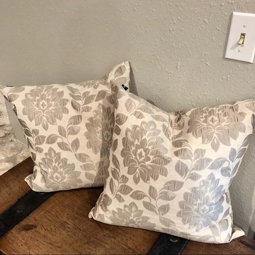 Floral silver and cream pillow set